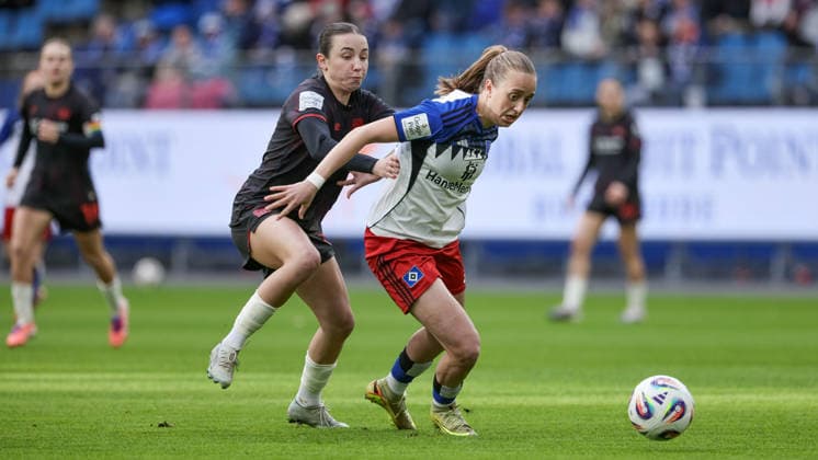 v.li.: Loreen Bender (Bayer 04 Leverkusen, 19) und Victoria Schulz (Hamburger SV, HSV, 19) im Zweikampf, Duell, Dynamik, Aktion, Action, Spielszene, DIE DFB-RICHTLINIEN UNTERSAGEN JEGLICHE NUTZUNG VON FOTOS ALS SEQUENZBILDER UND ODER VIDEOÄHNLICHE FOTOSTRECKEN. DFB REGULATIONS PROHIBIT ANY USE OF PHOTOGRAPHS AS IMAGE SEQUENCES AND OR QUASI-VIDEO., 30.03.2026, Hamburg (Deutschland), Fussball, Google Pixel Frauen-Bundesliga, Hamburger SV - Bayer 04 Leverkusen