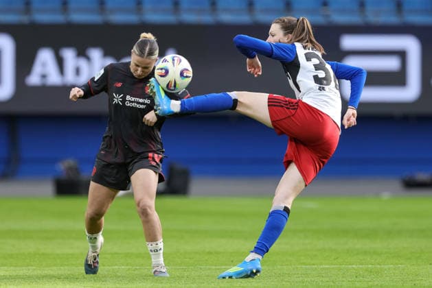 v.li.: Estrella Merino Gonzalez (Bayer 04 Leverkusen, 10) und Lotta Wrede (Hamburger SV, HSV, 32) im Zweikampf, Duell, Dynamik, Aktion, Action, Spielszene, DIE DFB-RICHTLINIEN UNTERSAGEN JEGLICHE NUTZUNG VON FOTOS ALS SEQUENZBILDER UND ODER VIDEOÄHNLICHE FOTOSTRECKEN. DFB REGULATIONS PROHIBIT ANY USE OF PHOTOGRAPHS AS IMAGE SEQUENCES AND OR QUASI-VIDEO., 30.03.2026, Hamburg (Deutschland), Fussball, Google Pixel Frauen-Bundesliga, Hamburger SV - Bayer 04 Leverkusen