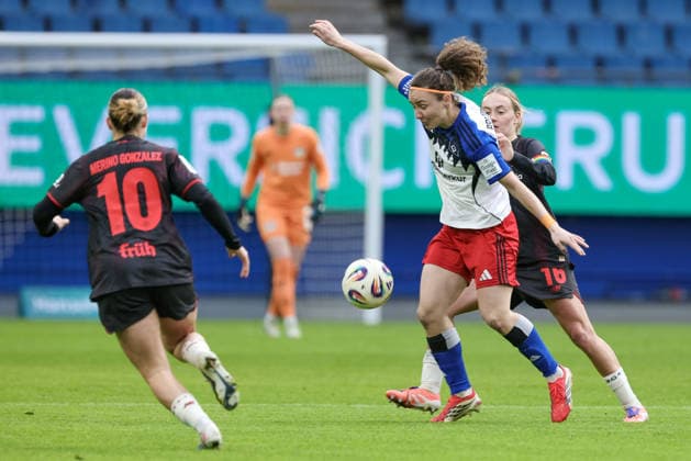 v.li.: Estrella Merino Gonzalez (Bayer 04 Leverkusen, 10), Melanie Brunnthaler (Hamburger SV, HSV, 11) und Sofie Zdebel (Bayer 04 Leverkusen, 16) im Zweikampf, Duell, Dynamik, Aktion, Action, Spielszene, DIE DFB-RICHTLINIEN UNTERSAGEN JEGLICHE NUTZUNG VON FOTOS ALS SEQUENZBILDER UND ODER VIDEOÄHNLICHE FOTOSTRECKEN. DFB REGULATIONS PROHIBIT ANY USE OF PHOTOGRAPHS AS IMAGE SEQUENCES AND OR QUASI-VIDEO., 30.03.2026, Hamburg (Deutschland), Fussball, Google Pixel Frauen-Bundesliga, Hamburger SV - Bayer 04 Leverkusen