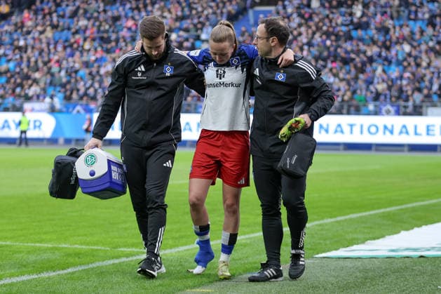 Victoria Schulz (Hamburger SV, HSV, 19) wird verletzt vom Platz gebracht, gestützt vom medizinischen Personal, Verletzung, Schmerzen, schmerzverzerrtes Gesicht, DIE DFB-RICHTLINIEN UNTERSAGEN JEGLICHE NUTZUNG VON FOTOS ALS SEQUENZBILDER UND ODER VIDEOÄHNLICHE FOTOSTRECKEN. DFB REGULATIONS PROHIBIT ANY USE OF PHOTOGRAPHS AS IMAGE SEQUENCES AND OR QUASI-VIDEO., 30.03.2026, Hamburg (Deutschland), Fussball, Google Pixel Frauen-Bundesliga, Hamburger SV - Bayer 04 Leverkusen