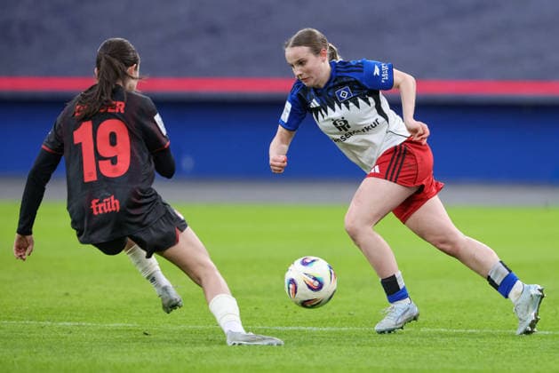 v.li.: Loreen Bender (Bayer 04 Leverkusen, 19) und Jonna Wrede (Hamburger SV, HSV, 26) im Zweikampf, Duell, Dynamik, Aktion, Action, Spielszene, DIE DFB-RICHTLINIEN UNTERSAGEN JEGLICHE NUTZUNG VON FOTOS ALS SEQUENZBILDER UND ODER VIDEOÄHNLICHE FOTOSTRECKEN. DFB REGULATIONS PROHIBIT ANY USE OF PHOTOGRAPHS AS IMAGE SEQUENCES AND OR QUASI-VIDEO., 30.03.2026, Hamburg (Deutschland), Fussball, Google Pixel Frauen-Bundesliga, Hamburger SV - Bayer 04 Leverkusen