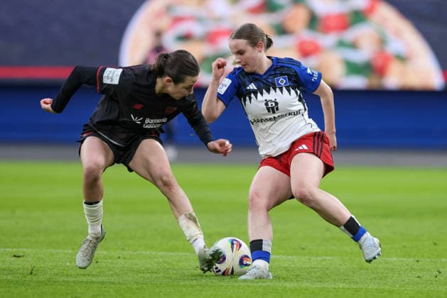 v.li.: Loreen Bender (Bayer 04 Leverkusen, 19) und Jonna Wrede (Hamburger SV, HSV, 26) im Zweikampf, Duell, Dynamik, Aktion, Action, Spielszene, DIE DFB-RICHTLINIEN UNTERSAGEN JEGLICHE NUTZUNG VON FOTOS ALS SEQUENZBILDER UND ODER VIDEOÄHNLICHE FOTOSTRECKEN. DFB REGULATIONS PROHIBIT ANY USE OF PHOTOGRAPHS AS IMAGE SEQUENCES AND OR QUASI-VIDEO., 30.03.2026, Hamburg (Deutschland), Fussball, Google Pixel Frauen-Bundesliga, Hamburger SV - Bayer 04 Leverkusen
