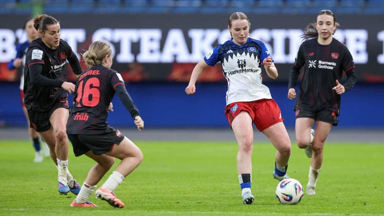 v.li.: Carlotta Wamser (Bayer 04 Leverkusen, 37), Sofie Zdebel (Bayer 04 Leverkusen, 16), Jonna Wrede (Hamburger SV, HSV, 26) und Loreen Bender (Bayer 04 Leverkusen, 19) im Zweikampf, Duell, Dynamik, Aktion, Action, Spielszene, DIE DFB-RICHTLINIEN UNTERSAGEN JEGLICHE NUTZUNG VON FOTOS ALS SEQUENZBILDER UND ODER VIDEOÄHNLICHE FOTOSTRECKEN. DFB REGULATIONS PROHIBIT ANY USE OF PHOTOGRAPHS AS IMAGE SEQUENCES AND OR QUASI-VIDEO., 30.03.2026, Hamburg (Deutschland), Fussball, Google Pixel Frauen-Bundesliga, Hamburger SV - Bayer 04 Leverkusen