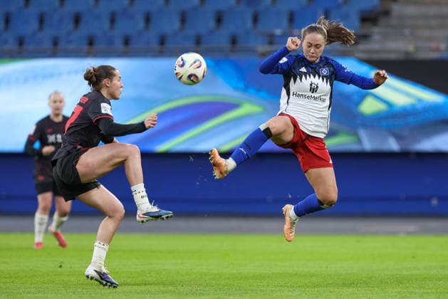 v.li.: Carlotta Wamser (Bayer 04 Leverkusen, 37) und Camilla Linberg (Hamburger SV, HSV, 47) im Zweikampf, Duell, Dynamik, Aktion, Action, Spielszene, DIE DFB-RICHTLINIEN UNTERSAGEN JEGLICHE NUTZUNG VON FOTOS ALS SEQUENZBILDER UND ODER VIDEOÄHNLICHE FOTOSTRECKEN. DFB REGULATIONS PROHIBIT ANY USE OF PHOTOGRAPHS AS IMAGE SEQUENCES AND OR QUASI-VIDEO., 30.03.2026, Hamburg (Deutschland), Fussball, Google Pixel Frauen-Bundesliga, Hamburger SV - Bayer 04 Leverkusen