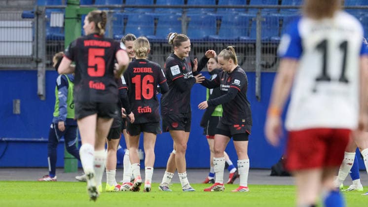 Spielerinnen des Bayer 04 Leverkusen mit Torjubel, Jubel, jubeln, jubelt, optimistisch, Spielszene, Highlight, Freude über das Tor zum 1:3, DIE DFB-RICHTLINIEN UNTERSAGEN JEGLICHE NUTZUNG VON FOTOS ALS SEQUENZBILDER UND ODER VIDEOÄHNLICHE FOTOSTRECKEN. DFB REGULATIONS PROHIBIT ANY USE OF PHOTOGRAPHS AS IMAGE SEQUENCES AND OR QUASI-VIDEO., 30.03.2026, Hamburg (Deutschland), Fussball, Google Pixel Frauen-Bundesliga, Hamburger SV - Bayer 04 Leverkusen