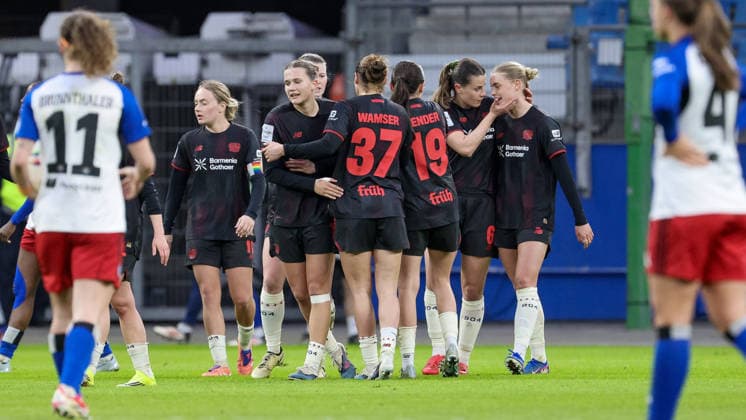 Spielerinnen des Bayer 04 Leverkusen mit Torjubel, Jubel, jubeln, jubelt, optimistisch, Spielszene, Highlight, Freude über das Tor zum 1:3, DIE DFB-RICHTLINIEN UNTERSAGEN JEGLICHE NUTZUNG VON FOTOS ALS SEQUENZBILDER UND ODER VIDEOÄHNLICHE FOTOSTRECKEN. DFB REGULATIONS PROHIBIT ANY USE OF PHOTOGRAPHS AS IMAGE SEQUENCES AND OR QUASI-VIDEO., 30.03.2026, Hamburg (Deutschland), Fussball, Google Pixel Frauen-Bundesliga, Hamburger SV - Bayer 04 Leverkusen