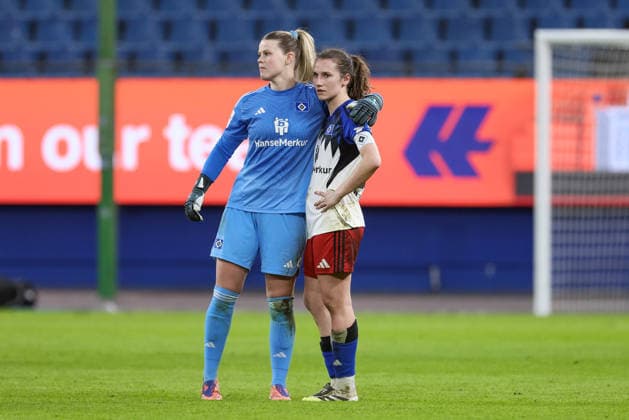 v.li.: Lea Paulick (Torhüterin, Torwart, Hamburger SV, HSV, 25) und Pauline Machtens (Hamburger SV, HSV, 28) enttäuscht über die Niederlage, Enttäuschung nach dem Schlusspfiff, Abpfiff, Highlight, Verlierer, verloren, Frustration, pessimistisch, traurig, DIE DFB-RICHTLINIEN UNTERSAGEN JEGLICHE NUTZUNG VON FOTOS ALS SEQUENZBILDER UND ODER VIDEOÄHNLICHE FOTOSTRECKEN. DFB REGULATIONS PROHIBIT ANY USE OF PHOTOGRAPHS AS IMAGE SEQUENCES AND OR QUASI-VIDEO., 30.03.2026, Hamburg (Deutschland), Fussball, Google Pixel Frauen-Bundesliga, Hamburger SV - Bayer 04 Leverkusen