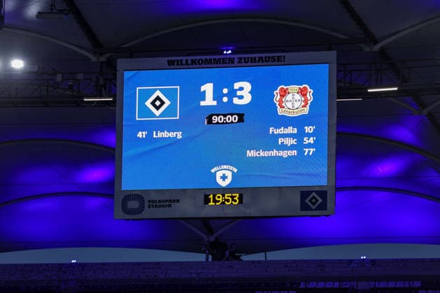 Die Anzeigetafel zeigt den Spielstand von 1:3 an, Ergebnis, Zwischenergebnis, Endergebnis, Endstand, Tore, Videowall, Videowand, Anzeige, DIE DFB-RICHTLINIEN UNTERSAGEN JEGLICHE NUTZUNG VON FOTOS ALS SEQUENZBILDER UND ODER VIDEOÄHNLICHE FOTOSTRECKEN. DFB REGULATIONS PROHIBIT ANY USE OF PHOTOGRAPHS AS IMAGE SEQUENCES AND OR QUASI-VIDEO., 30.03.2026, Hamburg (Deutschland), Fussball, Google Pixel Frauen-Bundesliga, Hamburger SV - Bayer 04 Leverkusen