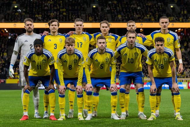260331 The starting eleven of Sweden pose for a team photo ahead of the FIFA World Cup, WM, Weltmeisterschaft, Fussball Qualifier play-off final football match between Sweden and Poland on March 31, 2026 in Stockholm. From top left goalkeeper Kristoffer Nordfeldt, Victor Nilsson Lindelöf, Viktor Gyökeres, Carl Starfelt, Jesper Karlström, Gustaf Lagerbielke. Anthony Elanga, Daniel Svensson, Gabriel Gudmundsson, Benjamin Nygren and Yasin Ayari. Photo: Joel Marklund BILDBYRAN kod JM JM0814 bbeng fotboll football soccer fotball vm-kval fifa world cup qualifier playoff play-off final sverige sweden sverige a polen poland Copyright: JOELxMARKLUND BB260331JM007