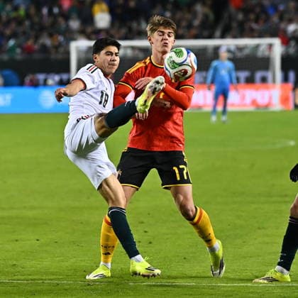 Fußball, Länderspiel, Mexiko - Belgien Soccer International Friendly, Länderspiel, Nationalmannschaft - Mexico vs Belgium Obed Vargas (18) of Mexico (L) and Charles De Ketelaere (17) of Belgium (R) battle for possession during the international friendly match at Soldier Field in Chicago, Illinois, USA, 31 March 2026. The match, part of the MexTour Chicago series, ended in a 1-1 draw in front of 52,412 fans. Chicago Illinois United States Copyright: xVICTORxHILITSKIx