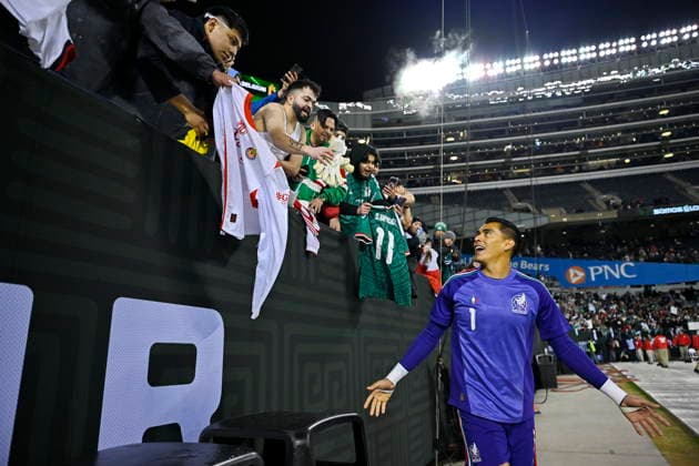 Fußball, Länderspiel, Mexiko - Belgien Soccer International Friendly, Länderspiel, Nationalmannschaft - Mexico vs Belgium Goalkeeper Raul Rangel (1) of Mexico shakes hands and signs autographs for fans following the international friendly match against Belgium at Soldier Field in Chicago, Illinois, USA, 31 March 2026. The match, part of the MexTour Chicago series, ended in a 1-1 draw in front of 52,412 fans. Chicago Illinois United States Copyright: xVICTORxHILITSKIx