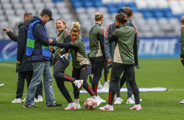 GER, München, Bayern München vs Manchester United, ManU Women s Champions League, Fussball, UEFA, Spielzeit 2025 2026, Allianz Arena, Viertelfinale, Rückspiel im Bild: Platzbegehung, Barbara Dunst (Bayern München 28), Linda Dallmann (Bayern München 10) DFB DFL REGULATIONS PROHIBIT ANY USE OF PHOTOGRAPHS AS IMAGE SEQUENCES AND OR QUASI-VIDEO, 01.04.2026 Copyright: HMBxMedia HendrikxHamelau