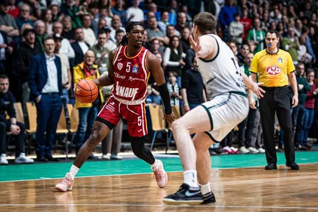 Marcus Carr (Fitness First Wuerzburg Baskets) im Zweikampf mit Marten Linssen (Gladiators Trier) Vet Concept Gladiators Trier vs Fitness First Wuerzburg Baskets, Basketball, easyCredit BBL, 27. Spieltag, Saison 2025 2026, 01.04.2026 Vet Concept Gladiators Trier vs Fitness First Wuerzburg Baskets, Basketball, easyCredit BBL, 27. Spieltag, Saison 2025 2026, 01.04.2026 Copyright: xEibner-Pressefoto AlexanderxNeisx EP_ANS