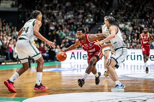 Jonathan Stove (Fitness First Wuerzburg Baskets) im Zweikampf mit George King (Gladiators Trier) und Jordan Roland (Gladiators Trier), Vet Concept Gladiators Trier vs Fitness First Wuerzburg Baskets, Basketball, easyCredit BBL, 27. Spieltag, Saison 2025 2026, 01.04.2026 Vet Concept Gladiators Trier vs Fitness First Wuerzburg Baskets, Basketball, easyCredit BBL, 27. Spieltag, Saison 2025 2026, 01.04.2026 Copyright: xEibner-Pressefoto AlexanderxNeisx EP_ANS