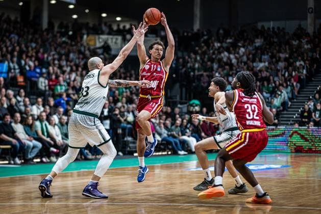 Brae Ivey (Fitness First Wuerzburg Baskets) im Zweikampf mit Maik Zirbes (Gladiators Trier), Vet Concept Gladiators Trier vs Fitness First Wuerzburg Baskets, Basketball, easyCredit BBL, 27. Spieltag, Saison 2025 2026, 01.04.2026 Vet Concept Gladiators Trier vs Fitness First Wuerzburg Baskets, Basketball, easyCredit BBL, 27. Spieltag, Saison 2025 2026, 01.04.2026 Copyright: xEibner-Pressefoto AlexanderxNeisx EP_ANS