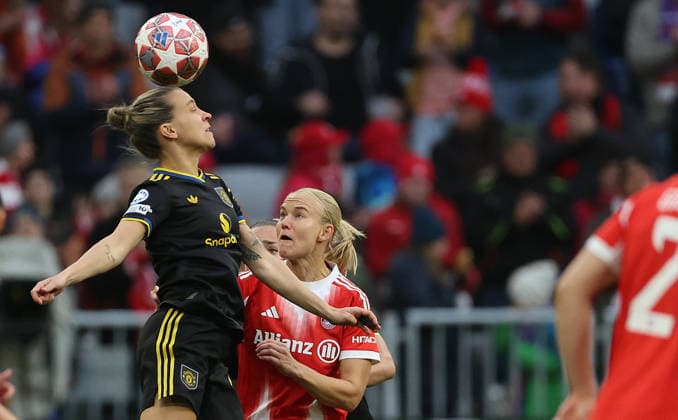 Julia Zigiotti Olme - Harder Pernille , FC Bayern München Manchester United, ManU Frauen , Viertelfinale , Women Champions League , Fußball , in den Allianz Arena Stadion , in München , Bayern , Deutschland. April 01 , 2026 . Photo by: Davide Elias IPA Photo Pressefoto DENL Copyright: xDavidexEliasx