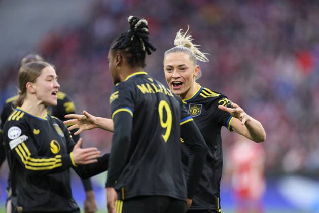 GER, München, Bayern München vs Manchester United, ManU Women s Champions League, Fussball, UEFA, Spielzeit 2025 2026, Allianz Arena, Viertelfinale, Rückspiel im Bild: Melvine Malard (Manchester United Frauen 9), Tor, Freude, Jubel und Emotion, goal scorerd, Fridolina Rölfo (Manchester United) DFB DFL REGULATIONS PROHIBIT ANY USE OF PHOTOGRAPHS AS IMAGE SEQUENCES AND OR QUASI-VIDEO, 01.04.2026 Copyright: HMBxMedia HendrikxHamelau