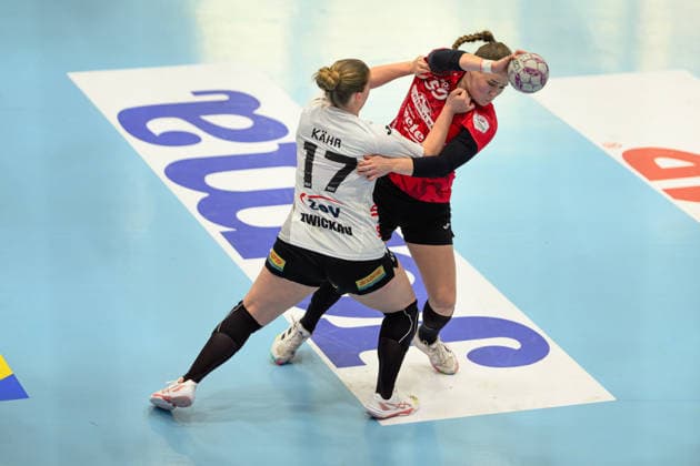 Charlotte Kaehr (BSV Sachsen Zwickau, 17) wehrt Csenge Kuczora (Thueringer HC, 59) ab. GER, Thueringer HC gegen BSV Sachsen Zwickau, Handball, Alsco Handball Bundesliga Frauen, 20. Spieltag, Saison 2025 2026, 01.04.2026 GER, Thueringer HC gegen BSV Sachsen Zwickau, Handball, Alsco Handball Bundesliga Frauen, 20. Spieltag, Saison 2025 2026, 01.04.2026 Bad Langensalza Copyright: xEibner-Pressefoto MartinxHerbstx EP_MHT