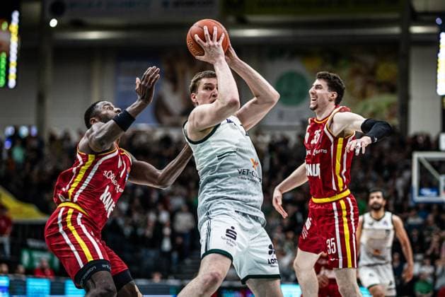 Marten Linssen (Gladiators Trier) im Zweikampf mit Eddy Edigin Jr (Fitness First Wuerzburg Baskets) und Alen Pjanic (Fitness First Wuerzburg Baskets), Vet Concept Gladiators Trier vs Fitness First Wuerzburg Baskets, Basketball, easyCredit BBL, 27. Spieltag, Saison 2025 2026, 01.04.2026 Vet Concept Gladiators Trier vs Fitness First Wuerzburg Baskets, Basketball, easyCredit BBL, 27. Spieltag, Saison 2025 2026, 01.04.2026 Copyright: xEibner-Pressefoto AlexanderxNeisx EP_ANS