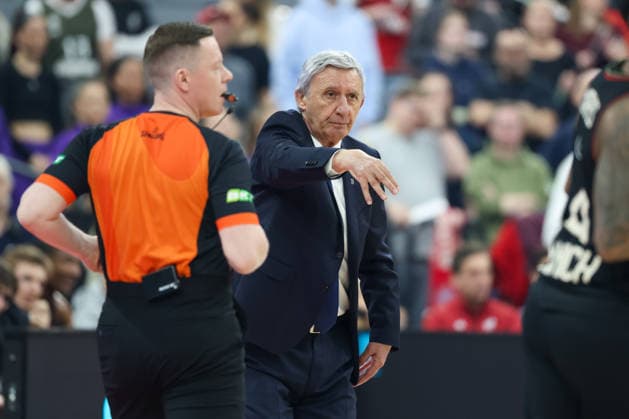 Svetislav Pesic (FC Bayern Basketball, Chef-Trainer) gestikuliert, GER, FC Bayern Basketball vs. Fenerbahce Beko Istanbul, Basketball, Euroleague, 35. Spieltag, Saison 2025 2026, 01.04.2026, GER, FC Bayern Basketball vs. Fenerbahce Beko Istanbul, Basketball, Euroleague, 35. Spieltag, Saison 2025 2026, 01.04.2026 Muenchen Copyright: xEibner-Pressefoto JennixMaulx EP_JML