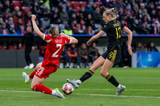 Kampf um den Ball Zweikampf zwischen Vanessa Gilles (FC Bayern Muenchen Frauen, 02) und Fridolina Rolfoe Manchester United, ManU WFC, 12) GER, FC Bayern Muenchen vs. Manchester United W.F.C., Fussball, UEFA Womans Champions League, Viertelfinale Rueckspiel, Saison 2025 2026, 01.04.2026. GER, FC Bayern Muenchen vs. Manchester United W.F.C., Fussball, UEFA Womans Champions League, Viertelfinale Rueckspiel, Saison 2025 2026, 01.04.2026. Muenchen Copyright: xEibner-Pressefoto HeikexFeinerx EP_HFR