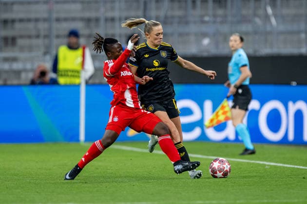 Kampf um den Ball Zweikampf zwischen Fridolina Rolfoe Manchester United, ManU WFC, 12) und Bernadette Amani (FC Bayern Muenchen Frauen, 15) GER, FC Bayern Muenchen vs. Manchester United W.F.C., Fussball, UEFA Womans Champions League, Viertelfinale Rueckspiel, Saison 2025 2026, 01.04.2026. GER, FC Bayern Muenchen vs. Manchester United W.F.C., Fussball, UEFA Womans Champions League, Viertelfinale Rueckspiel, Saison 2025 2026, 01.04.2026. Muenchen Copyright: xEibner-Pressefoto HeikexFeinerx EP_HFR