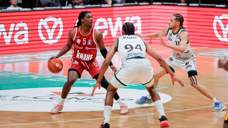 Im Bild: v.li. Marcus Carr(Wuerzburg Baskets, 5) wird von George King (VET-CONCEPT Gladiators Trier, 94) und Jordan Roland (VET-CONCEPT Gladiators Trier, 15) gedoppelt. 01.04.2026, VET-CONCEPT Gladiators Trier - Fitness First Wuerzburg Baskets, easyCredit BBL, 27. Spieltag, Deutschland, Trier, SWT-Arena, Copyright: HMBxMedia xJulienxBecker