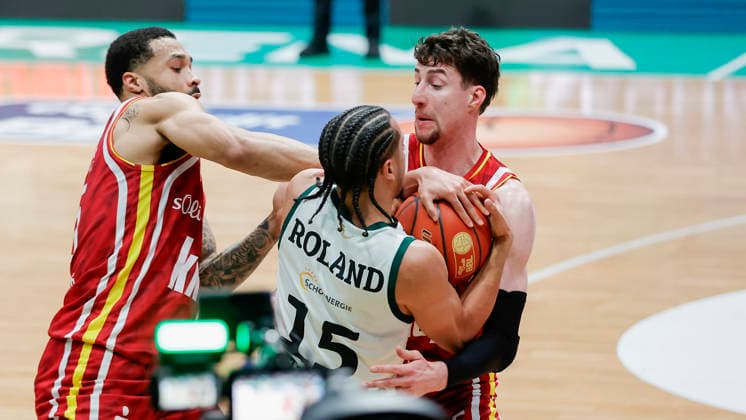 Im Bild: v.li. David Muenkat (Wuerzburg Baskets, 55) und Alen Pjanic (Wuerzburg Baskets, 35) doppeln Jordan Roland (VET-CONCEPT Gladiators Trier, 15) 01.04.2026, VET-CONCEPT Gladiators Trier - Fitness First Wuerzburg Baskets, easyCredit BBL, 27. Spieltag, Deutschland, Trier, SWT-Arena, Copyright: HMBxMedia xJulienxBecker