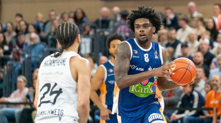 1.4.2026, Basketball, Herren, easy credit BBL, easy credit Bundesliga, BBL, Bundesliga, 27. Spieltag, Rostock Seawolves - Basketball Löwen Braunschweig Kassim Nicholson (Rostock Seawolves, re.) gegen Kaza Kajami-Keane (Basketball Löwen Braunschweig, li.) Rostock Stadthalle Mecklenburg-Vorpommern Deutschland