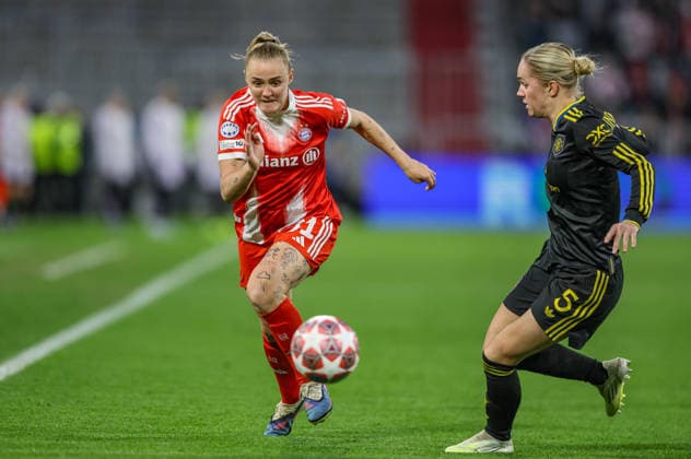 GER, München, Bayern München vs Manchester United, ManU Women s Champions League, Fussball, UEFA, Spielzeit 2025 2026, Allianz Arena, Viertelfinale, Rückspiel im Bild v.l.: Georgia Stanway (Bayern München 31), Hanna Lundkvist (Manchester United Frauen 5), Zweikampf DFB DFL REGULATIONS PROHIBIT ANY USE OF PHOTOGRAPHS AS IMAGE SEQUENCES AND OR QUASI-VIDEO, 01.04.2026 Copyright: HMBxMedia HendrikxHamelau