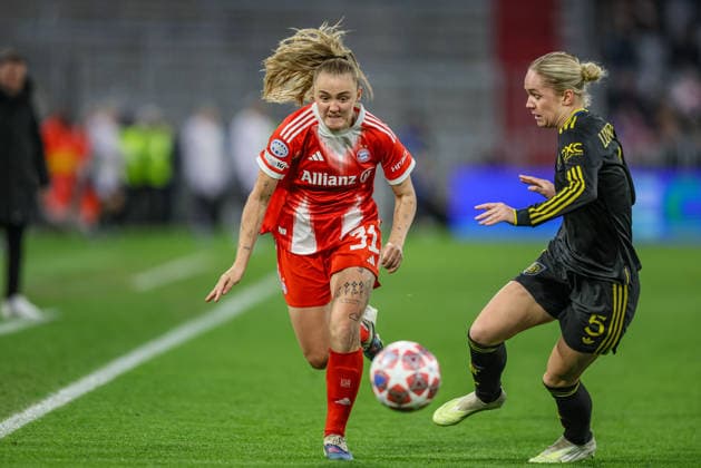 GER, München, Bayern München vs Manchester United, ManU Women s Champions League, Fussball, UEFA, Spielzeit 2025 2026, Allianz Arena, Viertelfinale, Rückspiel im Bild v.l.: Georgia Stanway (Bayern München 31), Hanna Lundkvist (Manchester United Frauen 5), Zweikampf DFB DFL REGULATIONS PROHIBIT ANY USE OF PHOTOGRAPHS AS IMAGE SEQUENCES AND OR QUASI-VIDEO, 01.04.2026 Copyright: HMBxMedia HendrikxHamelau