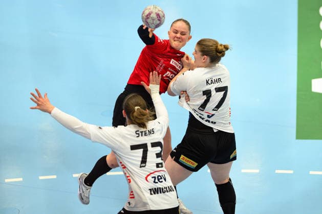 Rikke Hoffbeck Petersen (Thueringer HC, 22) hat kein Durchkommen bei Charlotte Kaehr (BSV Sachsen Zwickau, 17) und Zoe Stens (BSV Sachsen Zwickau, 73). GER, Thueringer HC gegen BSV Sachsen Zwickau, Handball, Alsco Handball Bundesliga Frauen, 20. Spieltag, Saison 2025 2026, 01.04.2026 GER, Thueringer HC gegen BSV Sachsen Zwickau, Handball, Alsco Handball Bundesliga Frauen, 20. Spieltag, Saison 2025 2026, 01.04.2026 Bad Langensalza Copyright: xEibner-Pressefoto MartinxHerbstx EP_MHT