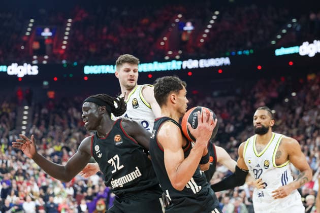 Oscar da Silva (FC Bayern Basketball, 01) mit Wenyen Gabriel (FC Bayern Basketball, 32) und Khem Birch (Fenerbahce Beko Istanbul, 92), mit Metecan Birsen (Fenerbahce Beko Istanbul, 01), GER, FC Bayern Basketball vs. Fenerbahce Beko Istanbul, Basketball, Euroleague, 35. Spieltag, Saison 2025 2026, 01.04.2026, GER, FC Bayern Basketball vs. Fenerbahce Beko Istanbul, Basketball, Euroleague, 35. Spieltag, Saison 2025 2026, 01.04.2026 Muenchen Copyright: xEibner-Pressefoto JennixMaulx EP_JML