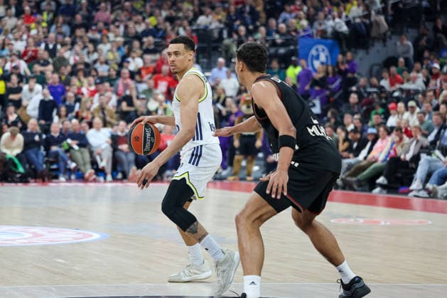 Wade Baldwin (Fenerbahce Beko Istanbul, 02) mit Oscar da Silva (FC Bayern Basketball, 01), GER, FC Bayern Basketball vs. Fenerbahce Beko Istanbul, Basketball, Euroleague, 35. Spieltag, Saison 2025 2026, 01.04.2026, GER, FC Bayern Basketball vs. Fenerbahce Beko Istanbul, Basketball, Euroleague, 35. Spieltag, Saison 2025 2026, 01.04.2026 Muenchen Copyright: xEibner-Pressefoto JennixMaulx EP_JML