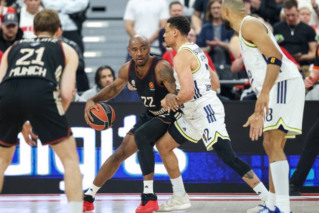 Isiaha Mike (FC Bayern Basketball, 22) mit Wade Baldwin (Fenerbahce Beko Istanbul, 02), GER, FC Bayern Basketball vs. Fenerbahce Beko Istanbul, Basketball, Euroleague, 35. Spieltag, Saison 2025 2026, 01.04.2026, GER, FC Bayern Basketball vs. Fenerbahce Beko Istanbul, Basketball, Euroleague, 35. Spieltag, Saison 2025 2026, 01.04.2026 Muenchen Copyright: xEibner-Pressefoto JennixMaulx EP_JML