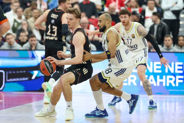 Justuz Hollatz (FC Bayern Basketball, 21) mit Talen Horton Tucker (Fenerbahce Beko Istanbul, 08), GER, FC Bayern Basketball vs. Fenerbahce Beko Istanbul, Basketball, Euroleague, 35. Spieltag, Saison 2025 2026, 01.04.2026, GER, FC Bayern Basketball vs. Fenerbahce Beko Istanbul, Basketball, Euroleague, 35. Spieltag, Saison 2025 2026, 01.04.2026 Muenchen Copyright: xEibner-Pressefoto JennixMaulx EP_JML