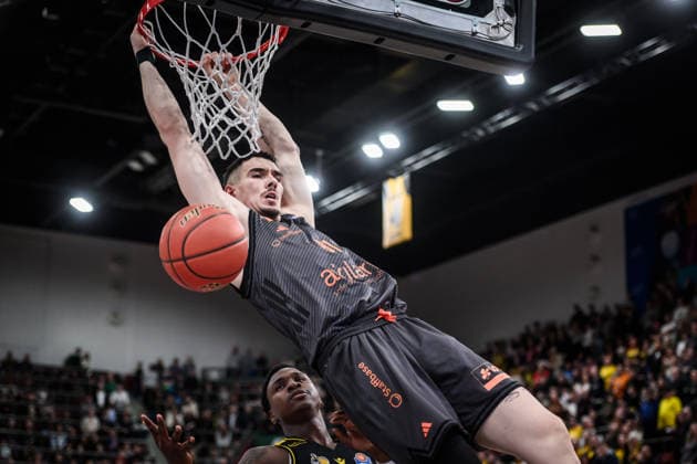 Yordan Minchev (Niners Chemnitz, 91) - Dunking, Babacar Sane (MHP RIESEN Ludwigsburg, 00) unten hat das Nachsehen GER, MHP Riesen Ludwigsburg vs. Niners Chemnitz, Basketball Bundesliga, easycredit BBL, 27. Spieltag, Spielzeit 2025 2026, 01.04.2026 GER, MHP Riesen Ludwigsburg vs. Niners Chemnitz, Basketball Bundesliga, easycredit BBL, 27. Spieltag, Spielzeit 2025 2026, 01.04.2026 Ludwigsburg Copyright: xSandyxDinkelackerx EP_SDR