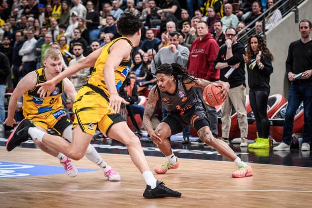 Nike Sibande (Niners Chemnitz, 02) vs. Lenny Anigbata (MHP RIESEN Ludwigsburg, 12) und Toms Skuja (MHP RIESEN Ludwigsburg, 05) GER, MHP Riesen Ludwigsburg vs. Niners Chemnitz, Basketball Bundesliga, easycredit BBL, 27. Spieltag, Spielzeit 2025 2026, 01.04.2026 GER, MHP Riesen Ludwigsburg vs. Niners Chemnitz, Basketball Bundesliga, easycredit BBL, 27. Spieltag, Spielzeit 2025 2026, 01.04.2026 Ludwigsburg Copyright: xSandyxDinkelackerx EP_SDR