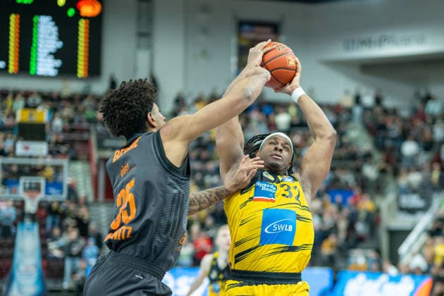 Roman Bedime (Niners Chemnitz, 35), Keeshawn Kellman (MHP RIESEN Ludwigsburg, 32), GER, MHP RIESEN Ludwigsburg vs. Niners Chemnitz, Basketball Bundesliga, easycredit BBL, 27. Spieltag, Spielzeit 2025 2026, 01.04.2026, GER, MHP RIESEN Ludwigsburg vs. Niners Chemnitz, Basketball Bundesliga, easycredit BBL, 27. Spieltag, Spielzeit 2025 2026, 01.04.2026 Ludwigsburg Copyright: xEibner-Pressefoto SaschaxWaltherx EP_EER