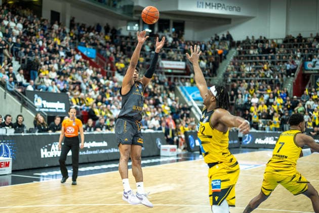Kostja Mushidi (Niners Chemnitz, 11), Keeshawn Kellman (MHP RIESEN Ludwigsburg, 32), GER, MHP RIESEN Ludwigsburg vs. Niners Chemnitz, Basketball Bundesliga, easycredit BBL, 27. Spieltag, Spielzeit 2025 2026, 01.04.2026, GER, MHP RIESEN Ludwigsburg vs. Niners Chemnitz, Basketball Bundesliga, easycredit BBL, 27. Spieltag, Spielzeit 2025 2026, 01.04.2026 Ludwigsburg Copyright: xEibner-Pressefoto SaschaxWaltherx EP_EER