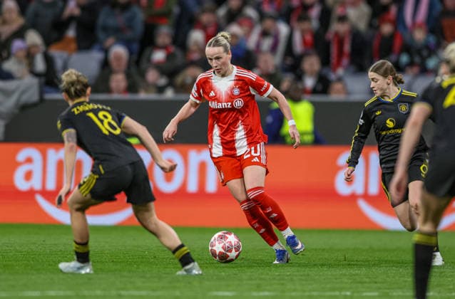 GER, München, Bayern München vs Manchester United, ManU Women s Champions League, Fussball, UEFA, Spielzeit 2025 2026, Allianz Arena, Viertelfinale, Rückspiel im Bild v.l.: Julia Zigotti (Manchester United Frauen 18), Franziska Kett (Bayern München 20) DFB DFL REGULATIONS PROHIBIT ANY USE OF PHOTOGRAPHS AS IMAGE SEQUENCES AND OR QUASI-VIDEO, 01.04.2026 Copyright: HMBxMedia HendrikxHamelau