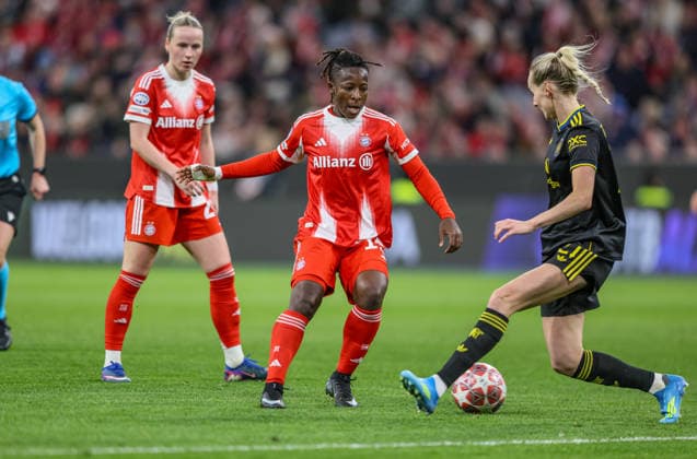 GER, München, Bayern München vs Manchester United, ManU Women s Champions League, Fussball, UEFA, Spielzeit 2025 2026, Allianz Arena, Viertelfinale, Rückspiel im Bild v.l.: Bernadette Amani (Bayern München 15), Millie Turner (Manchester United Frauen 21) DFB DFL REGULATIONS PROHIBIT ANY USE OF PHOTOGRAPHS AS IMAGE SEQUENCES AND OR QUASI-VIDEO, 01.04.2026 Copyright: HMBxMedia HendrikxHamelau