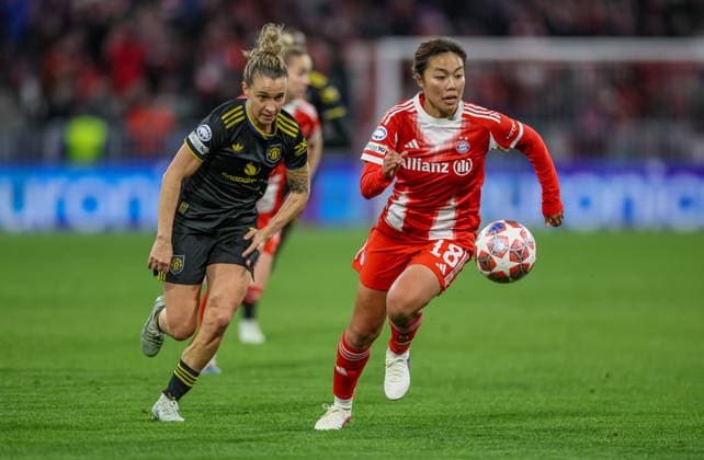 GER, München, Bayern München vs Manchester United, ManU Women s Champions League, Fussball, UEFA, Spielzeit 2025 2026, Allianz Arena, Viertelfinale, Rückspiel im Bild v.l.: Julia Zigotti (Manchester United Frauen 18), Momoko Tanikawa (Bayern München 18) DFB DFL REGULATIONS PROHIBIT ANY USE OF PHOTOGRAPHS AS IMAGE SEQUENCES AND OR QUASI-VIDEO, 01.04.2026 Copyright: HMBxMedia HendrikxHamelau
