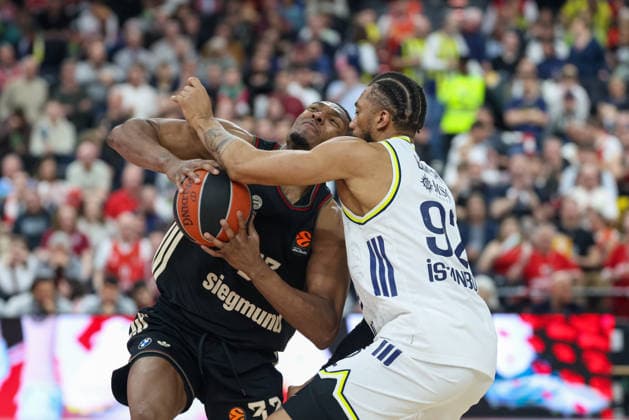 David McCormack (FC Bayern Basketball, 33) mit Khem Birch (Fenerbahce Beko Istanbul, 92), GER, FC Bayern Basketball vs. Fenerbahce Beko Istanbul, Basketball, Euroleague, 35. Spieltag, Saison 2025 2026, 01.04.2026, GER, FC Bayern Basketball vs. Fenerbahce Beko Istanbul, Basketball, Euroleague, 35. Spieltag, Saison 2025 2026, 01.04.2026 Muenchen Copyright: xEibner-Pressefoto JennixMaulx EP_JML