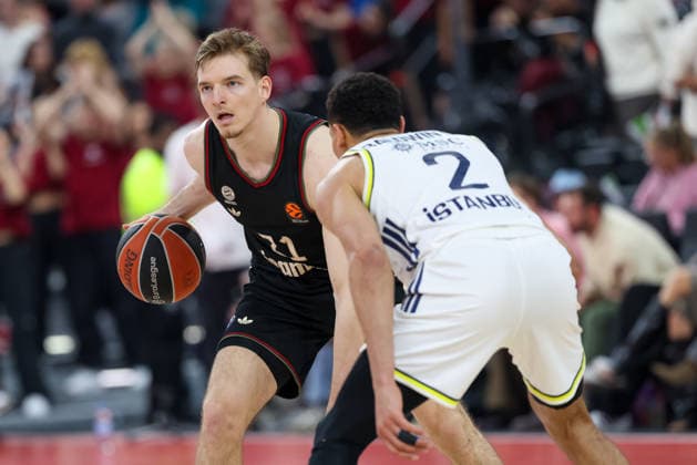 Justuz Hollatz (FC Bayern Basketball, 21) mit Wade Baldwin (Fenerbahce Beko Istanbul, 02), GER, FC Bayern Basketball vs. Fenerbahce Beko Istanbul, Basketball, Euroleague, 35. Spieltag, Saison 2025 2026, 01.04.2026, GER, FC Bayern Basketball vs. Fenerbahce Beko Istanbul, Basketball, Euroleague, 35. Spieltag, Saison 2025 2026, 01.04.2026 Muenchen Copyright: xEibner-Pressefoto JennixMaulx EP_JML