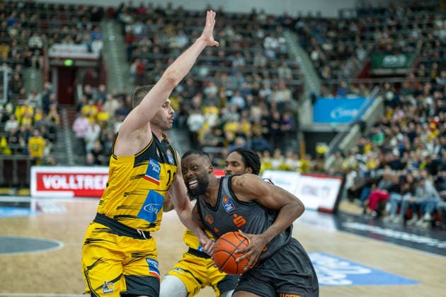 Jonas Wohlfarth-Bottermann (MHP RIESEN Ludwigsburg, 18), John Newman III (Niners Chemnitz, 09), GER, MHP RIESEN Ludwigsburg vs. Niners Chemnitz, Basketball Bundesliga, easycredit BBL, 27. Spieltag, Spielzeit 2025 2026, 01.04.2026, GER, MHP RIESEN Ludwigsburg vs. Niners Chemnitz, Basketball Bundesliga, easycredit BBL, 27. Spieltag, Spielzeit 2025 2026, 01.04.2026 Ludwigsburg Copyright: xEibner-Pressefoto SaschaxWaltherx EP_EER