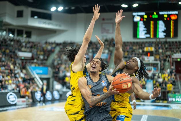 Lenny Anigbata (MHP RIESEN Ludwigsburg, 12), Kevin Yebo (Niners Chemnitz, 00), 332mhp, GER, MHP RIESEN Ludwigsburg vs. Niners Chemnitz, Basketball Bundesliga, easycredit BBL, 27. Spieltag, Spielzeit 2025 2026, 01.04.2026, GER, MHP RIESEN Ludwigsburg vs. Niners Chemnitz, Basketball Bundesliga, easycredit BBL, 27. Spieltag, Spielzeit 2025 2026, 01.04.2026 Ludwigsburg Copyright: xEibner-Pressefoto SaschaxWaltherx EP_EER