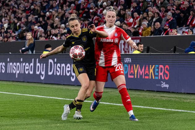 Kampf um den Ball Zweikampf zwischen Julia Zigiotti Manchester United, ManU WFC, 18) und Franziska Kett (FC Bayern Muenchen Frauen, 20) GER, FC Bayern Muenchen vs. Manchester United W.F.C., Fussball, UEFA Womans Champions League, Viertelfinale Rueckspiel, Saison 2025 2026, 01.04.2026. GER, FC Bayern Muenchen vs. Manchester United W.F.C., Fussball, UEFA Womans Champions League, Viertelfinale Rueckspiel, Saison 2025 2026, 01.04.2026. Muenchen Copyright: xEibner-Pressefoto HeikexFeinerx EP_HFR