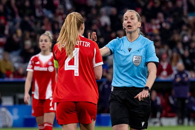 Glodis Perla Viggosdottir (FC Bayern Muenchen Frauen, 04) in Diskussion mit Tess Olofsson (Schiedsrichterin, SWE) GER, FC Bayern Muenchen vs. Manchester United, ManU W.F.C., Fussball, UEFA Womans Champions League, Viertelfinale Rueckspiel, Saison 2025 2026, 01.04.2026. GER, FC Bayern Muenchen vs. Manchester United W.F.C., Fussball, UEFA Womans Champions League, Viertelfinale Rueckspiel, Saison 2025 2026, 01.04.2026. Muenchen Copyright: xEibner-Pressefoto HeikexFeinerx EP_HFR