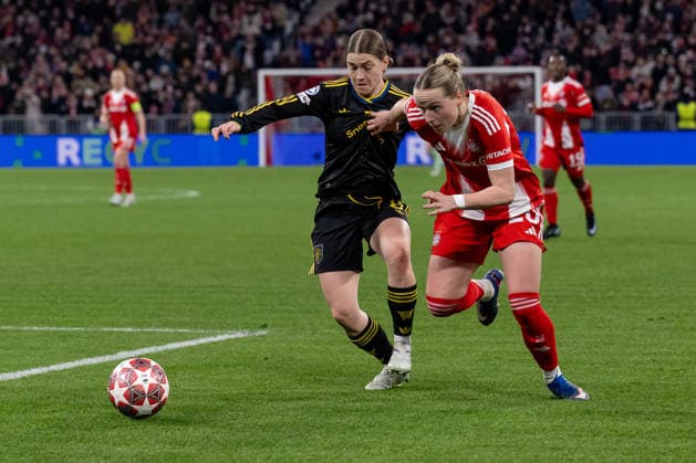 Kampf um den Ball Zweikampf zwischen Jess Park Manchester United, ManU WFC, 08) und Franziska Kett (FC Bayern Muenchen Frauen, 20) GER, FC Bayern Muenchen vs. Manchester United W.F.C., Fussball, UEFA Womans Champions League, Viertelfinale Rueckspiel, Saison 2025 2026, 01.04.2026. GER, FC Bayern Muenchen vs. Manchester United W.F.C., Fussball, UEFA Womans Champions League, Viertelfinale Rueckspiel, Saison 2025 2026, 01.04.2026. Muenchen Copyright: xEibner-Pressefoto HeikexFeinerx EP_HFR